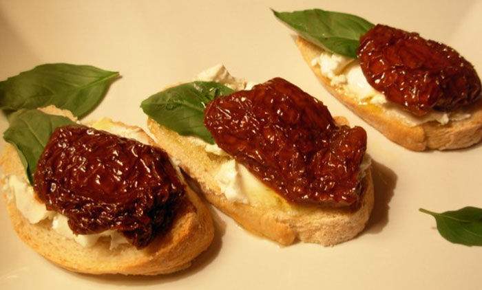 Crostini with sun-dried tomatoes and cream cheese
