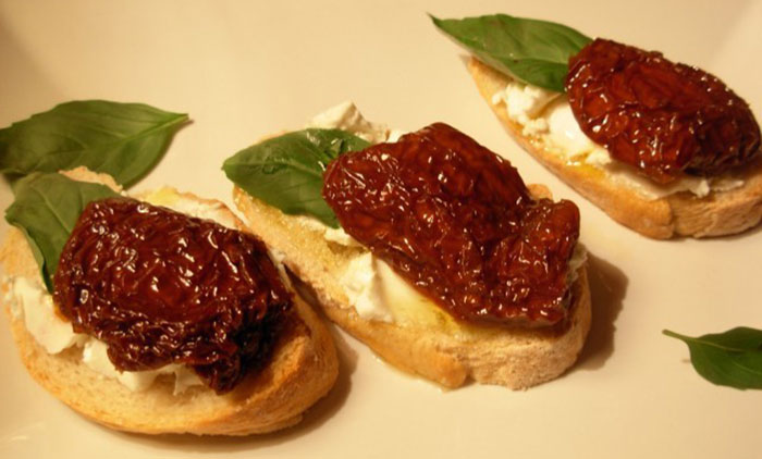 Crostini con pomodori secchi e formaggio cremoso