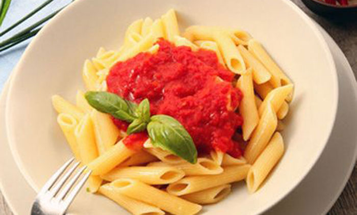 Penne with tomato sauce and basil